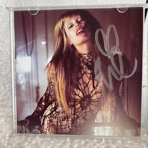 Miley Cyrus Something‎ Beautiful CD Hand Signed Exclusive Photograph Insert - Picture 2 of 5